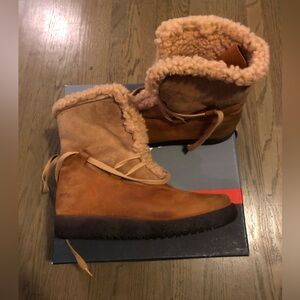Women’s arche boots new with out tags